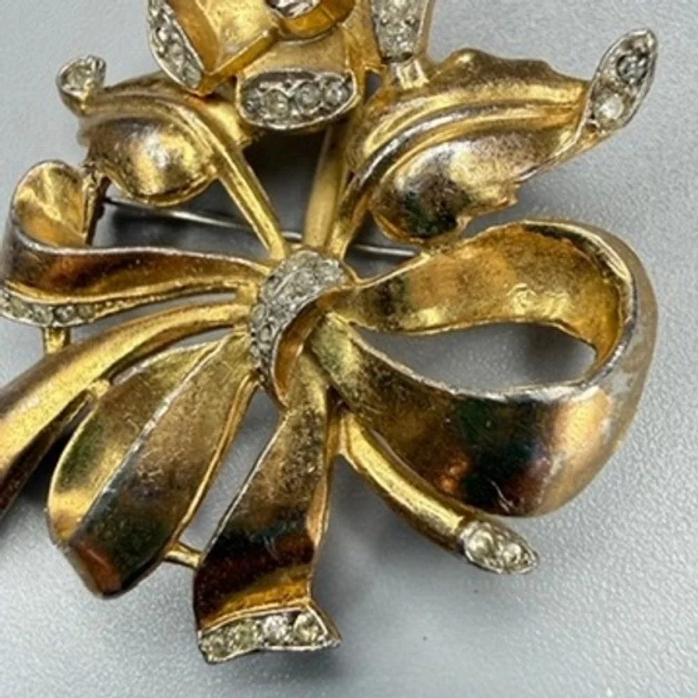 Vintage Gold Tone Pot Metal Rhinestone Flower Brooch c. 1930s 2
